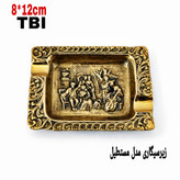 زیرسیگاری مستطیل شکل برنجی با نقوش برجسته پیکرههای کلاسیک و لبههای کنگرهای طرح اسلیمی محصول متالوکس
