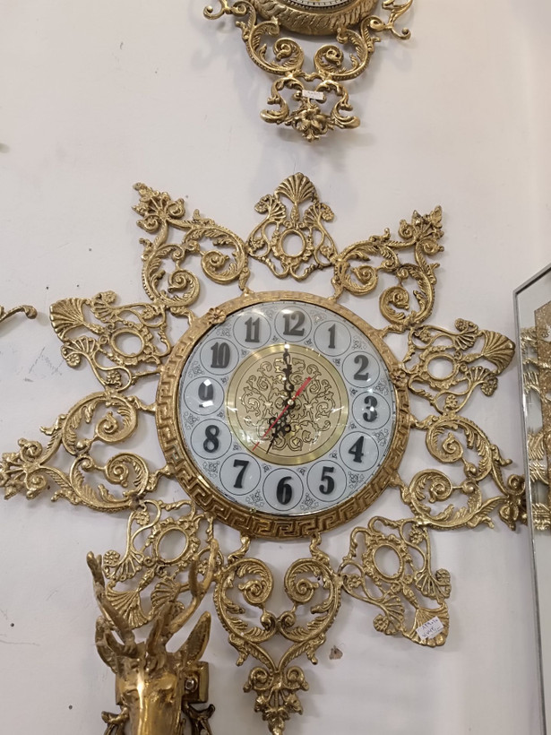 ساعت دیواری طلایی تمام برنجی مدل دهپر ساده با طراحی براق و آینهای محصول اختصاصی متالوکس