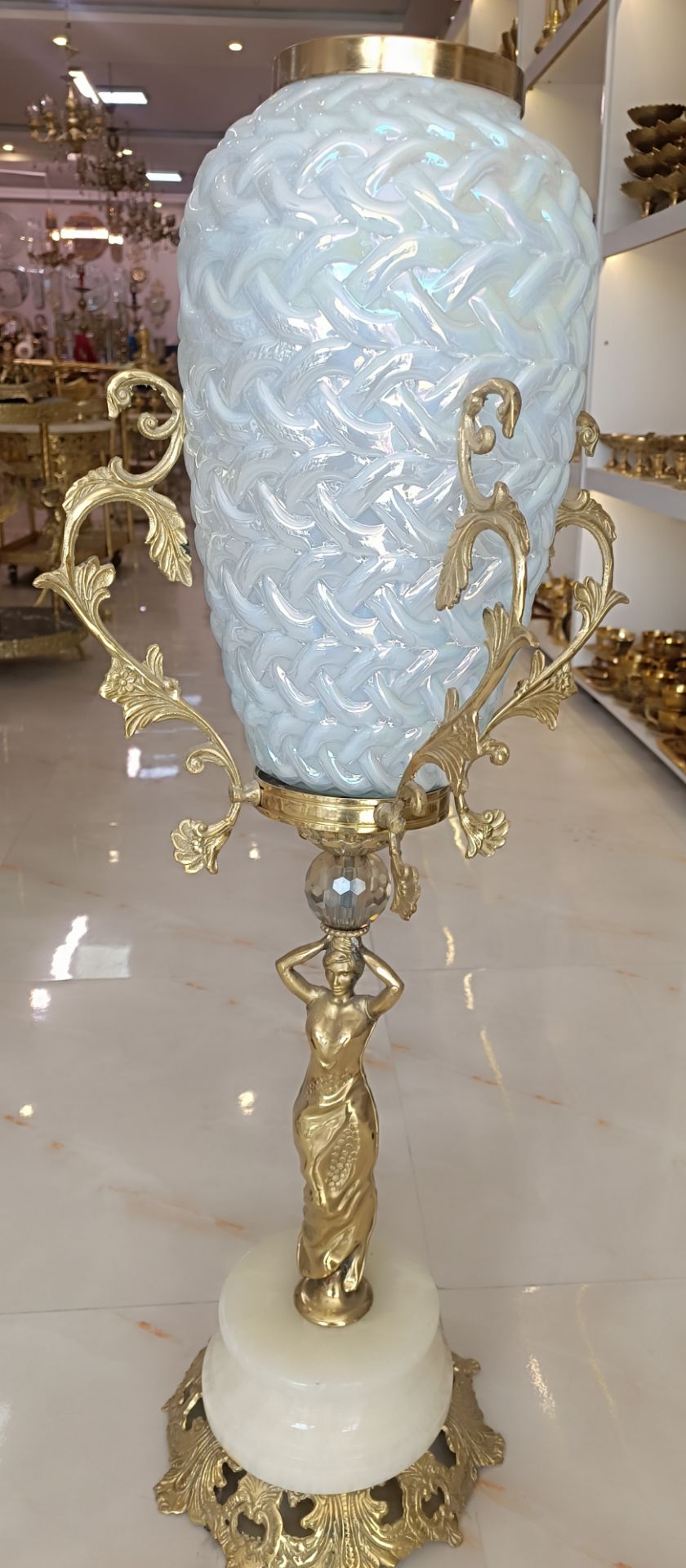 گلدان برنجی طرح بانو با پایه سنگی و طراحی مجسمه‌ای لوکس مناسب دکوراسیون منزل از متالوکس