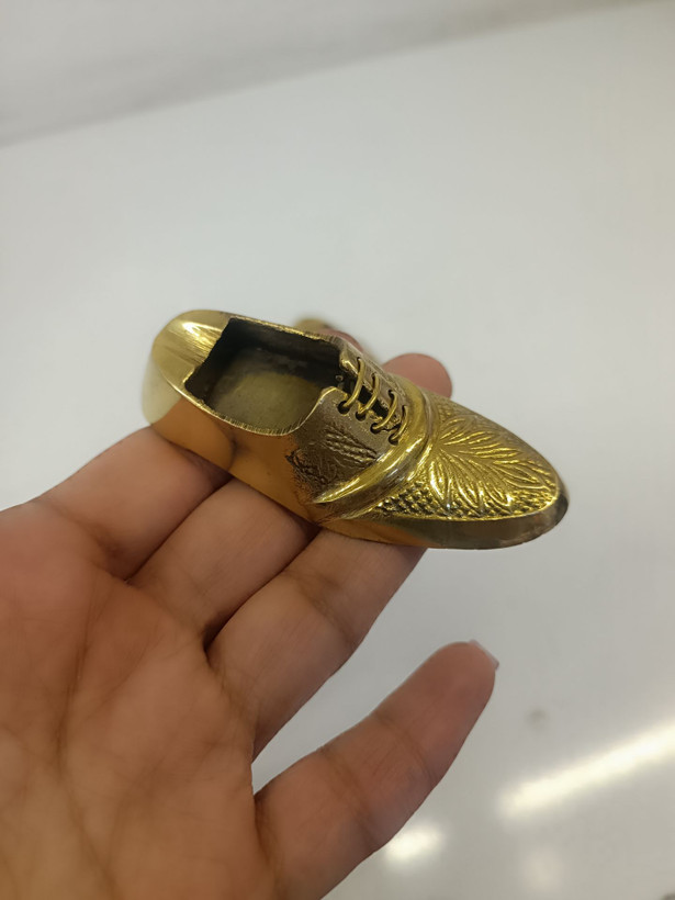 زیرسیگاری برنجی دکوری با طراحی هنری و خاص به شکل کفش، مناسب برای میز کار و دکوراسیون داخلی محصول متالوکس