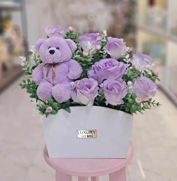 باکس گل مصنوعی بنفش با عروسک کد 1010909