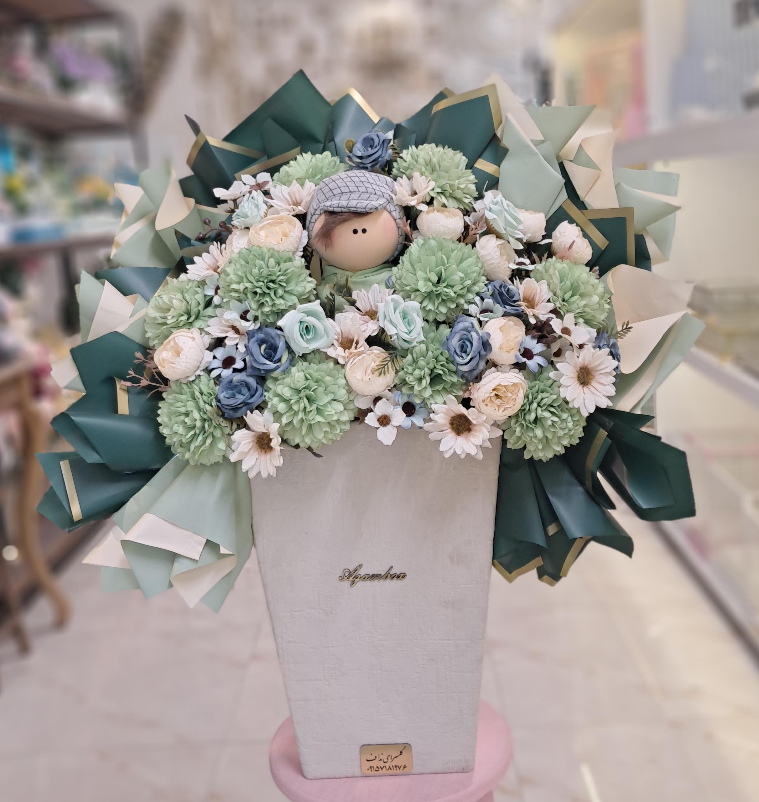 باکس گل مصنوعی پسرانه سبز با عروسک کد 805149