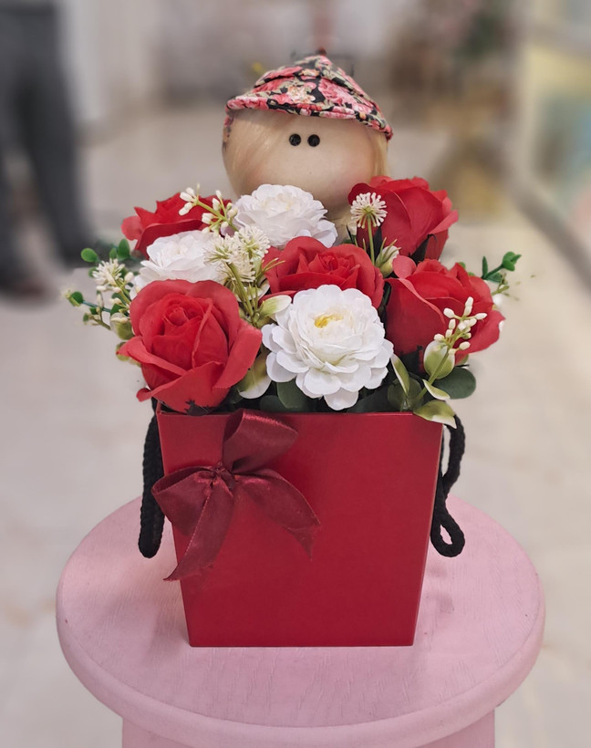 باکس گل مصنوعی قرمز کوچک با عروسک کد 780009