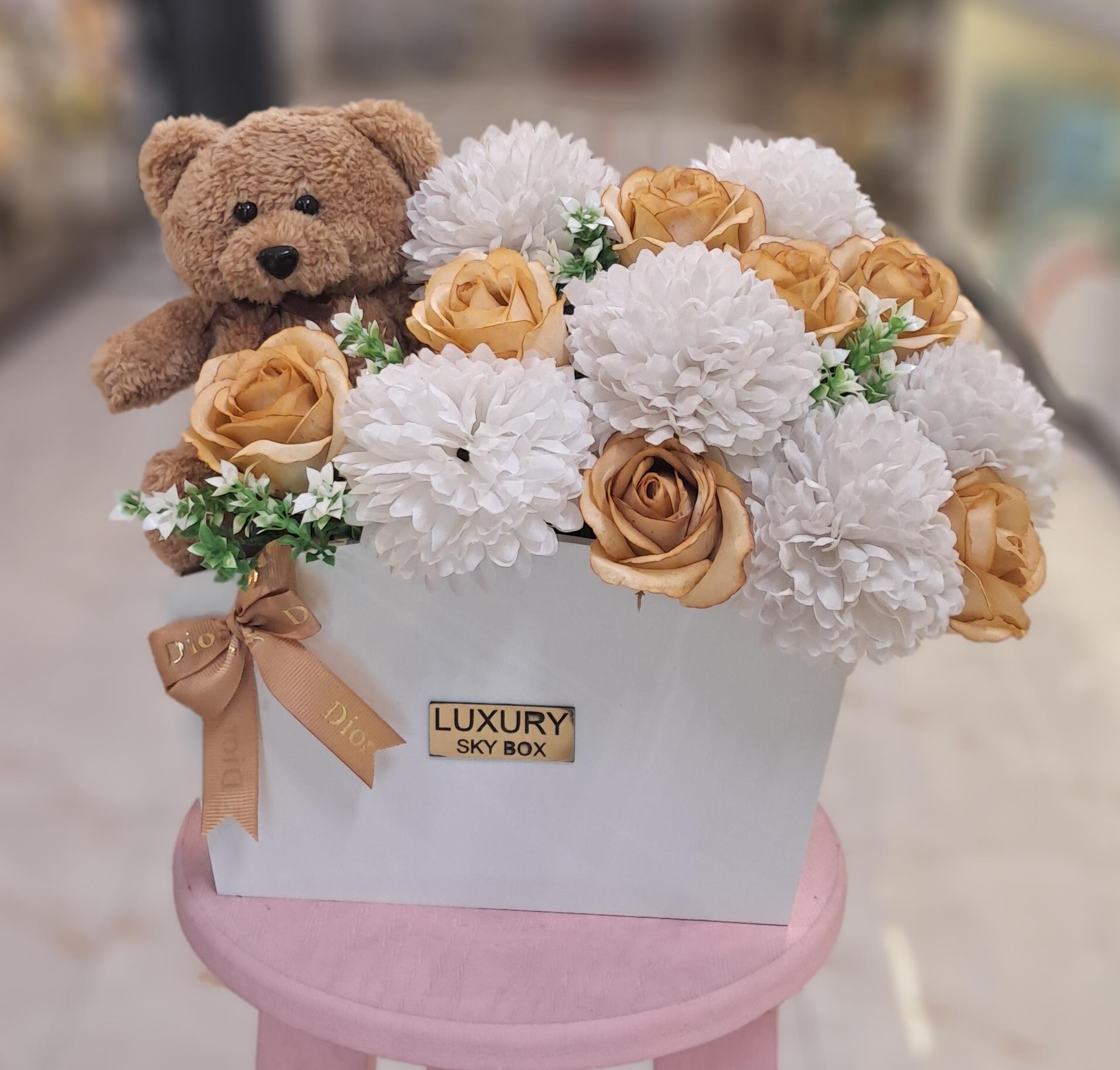 باکس گل مصنوعی سفید با عروسک کد 803181