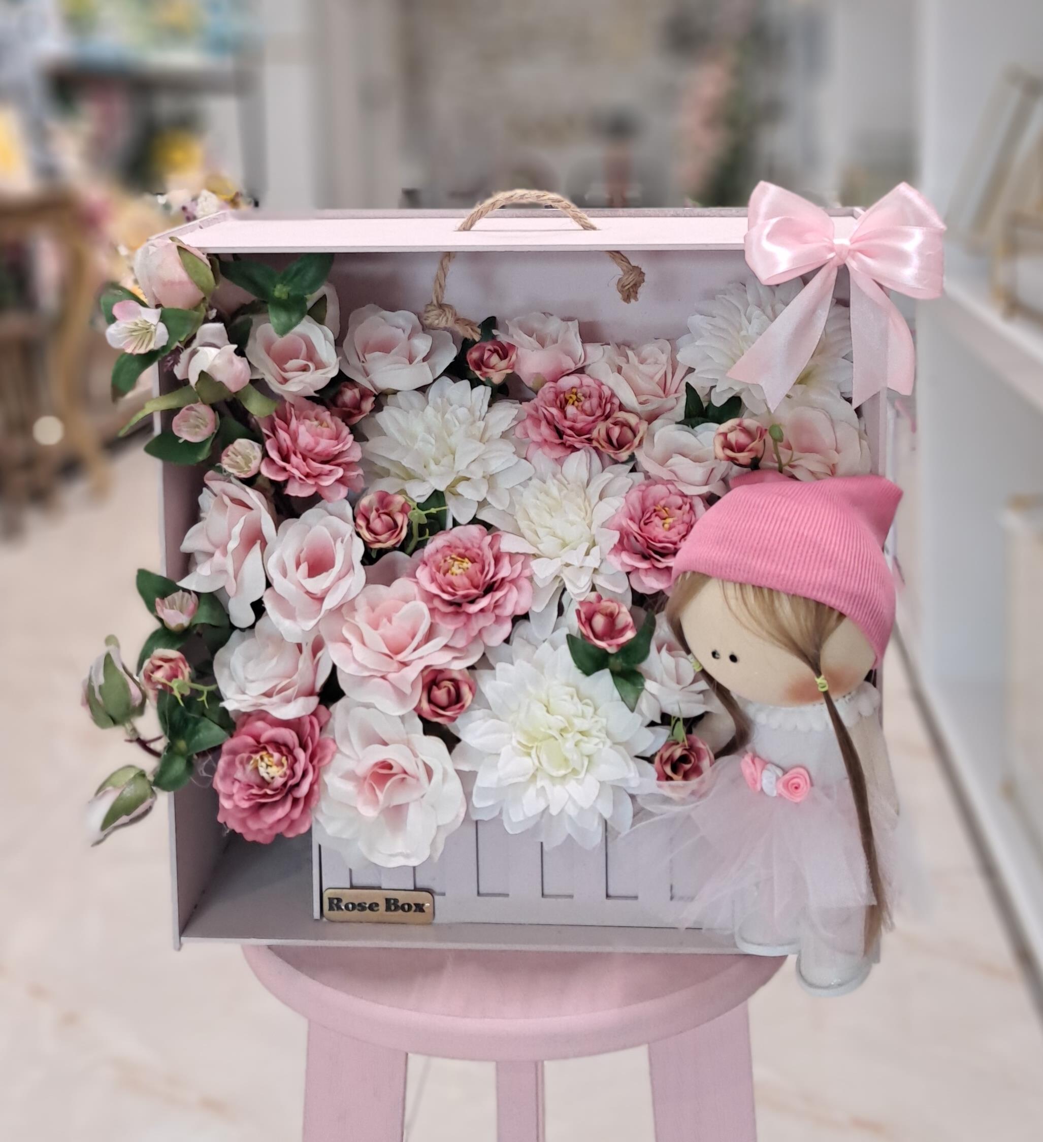 باکس گل مصنوعی صورتی با عروسک کد 460053