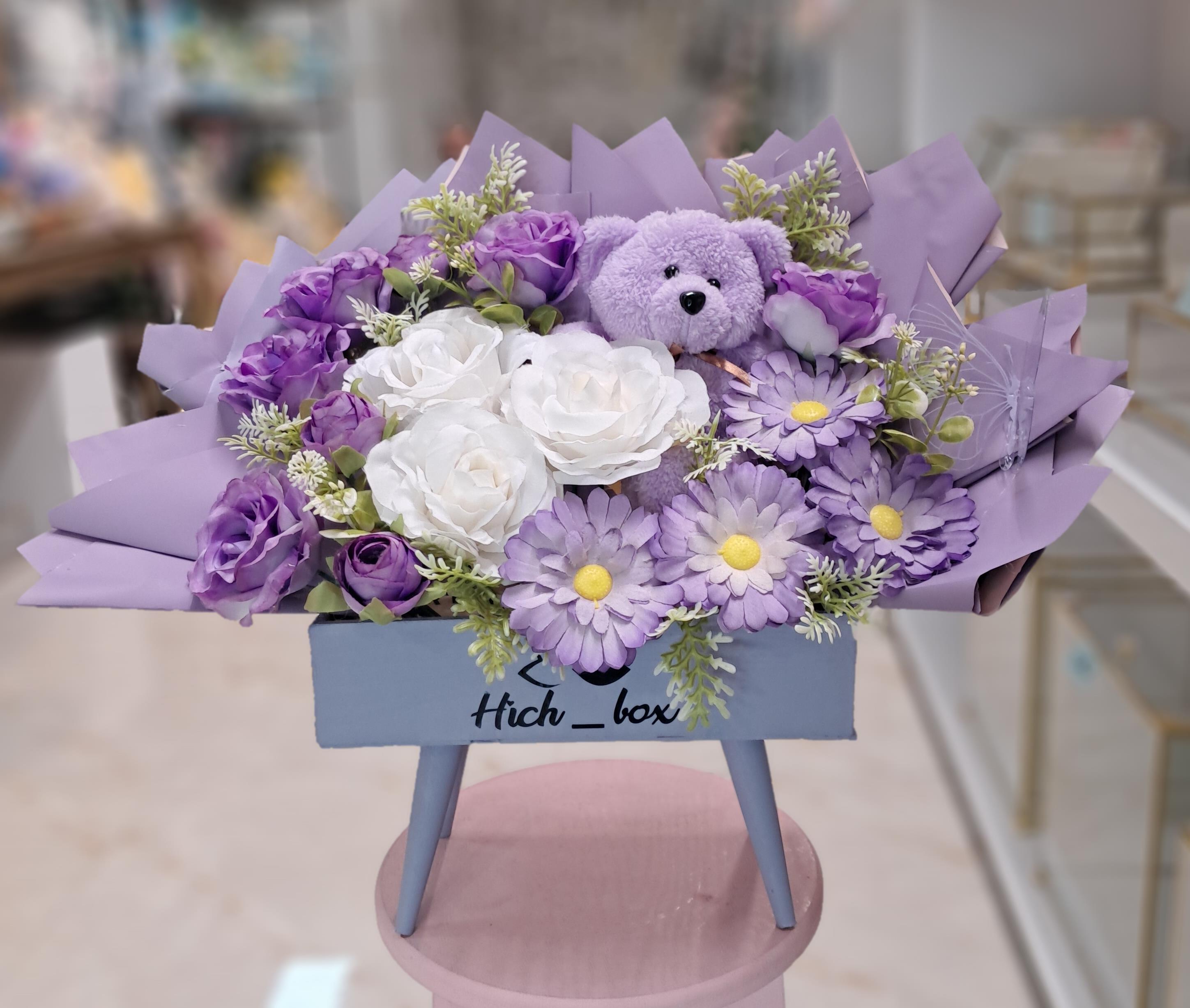 باکس گل مصنوعی بنفش با عروسک کد 460068