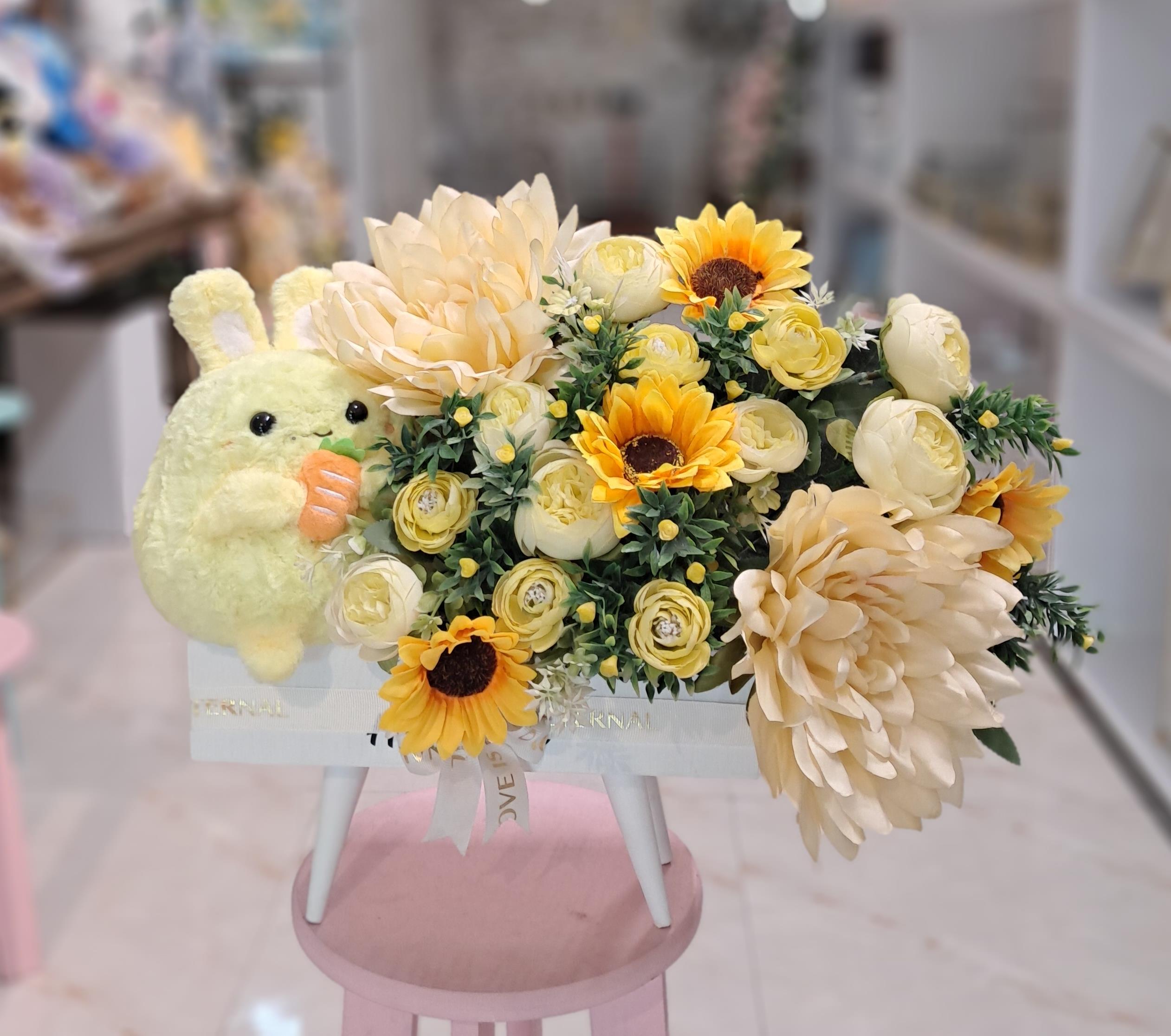 باکس گل مصنوعی زرد با عروسک کد 805121