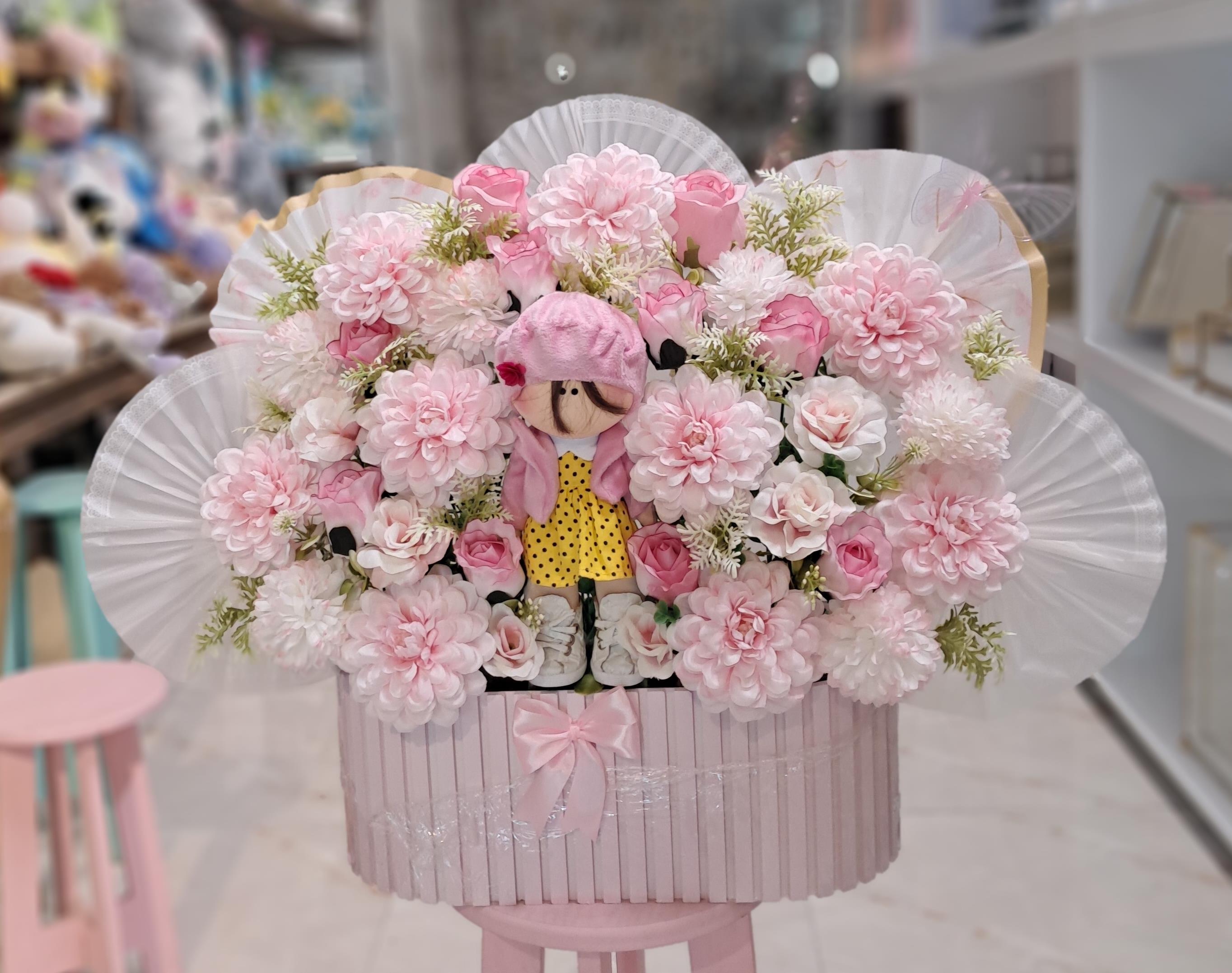 باکس گل مصنوعی صورتی با عروسک کد 460065