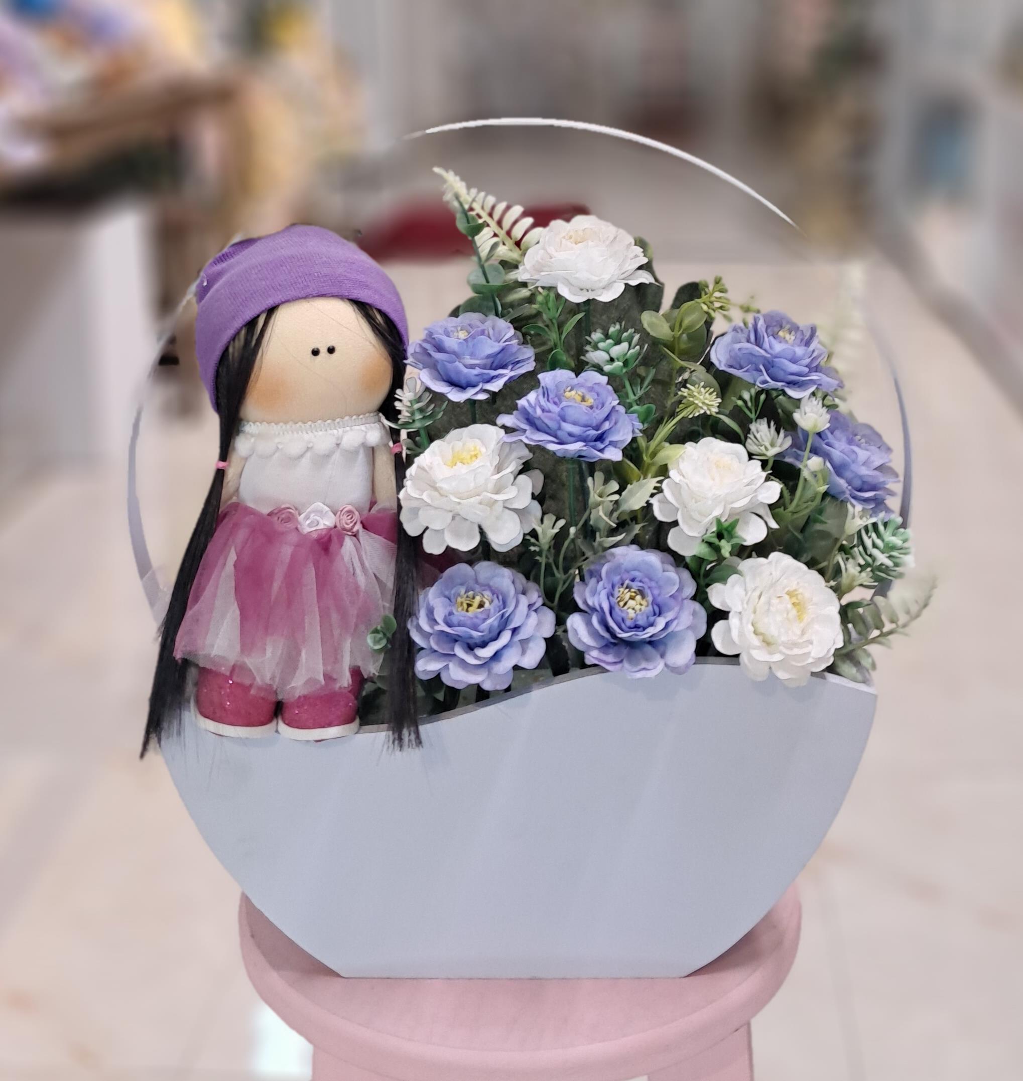 باکس گل مصنوعی کوچک با عروسک کد 1010656