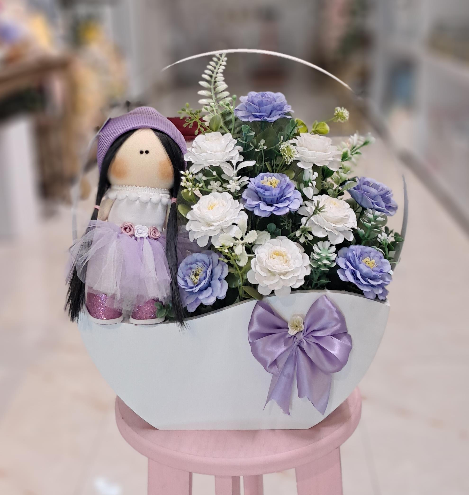 باکس گل مصنوعی کوچک با عروسک کد 1010657