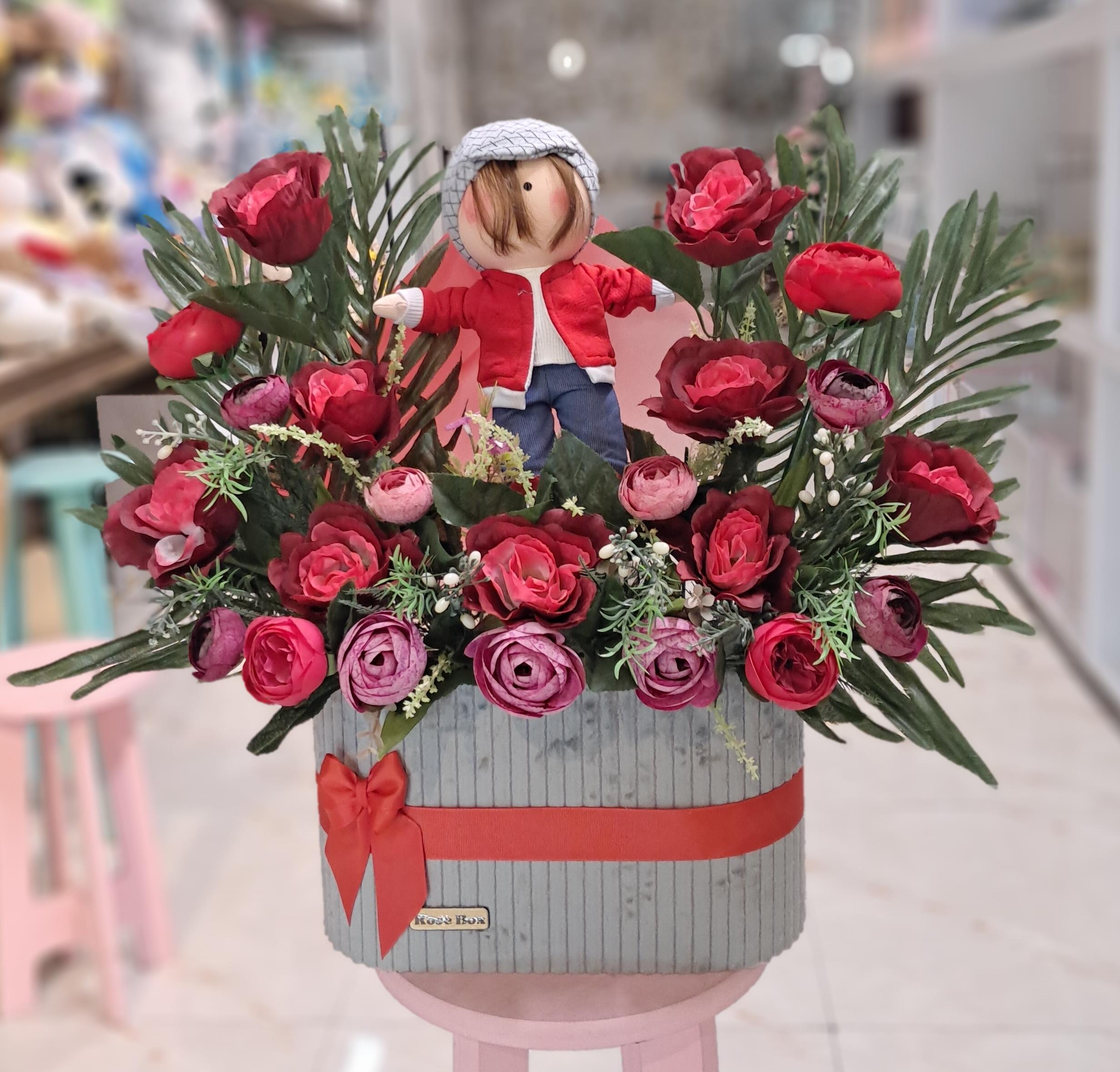 باکس گل مصنوعی قرمز با عروسک کد 790053
