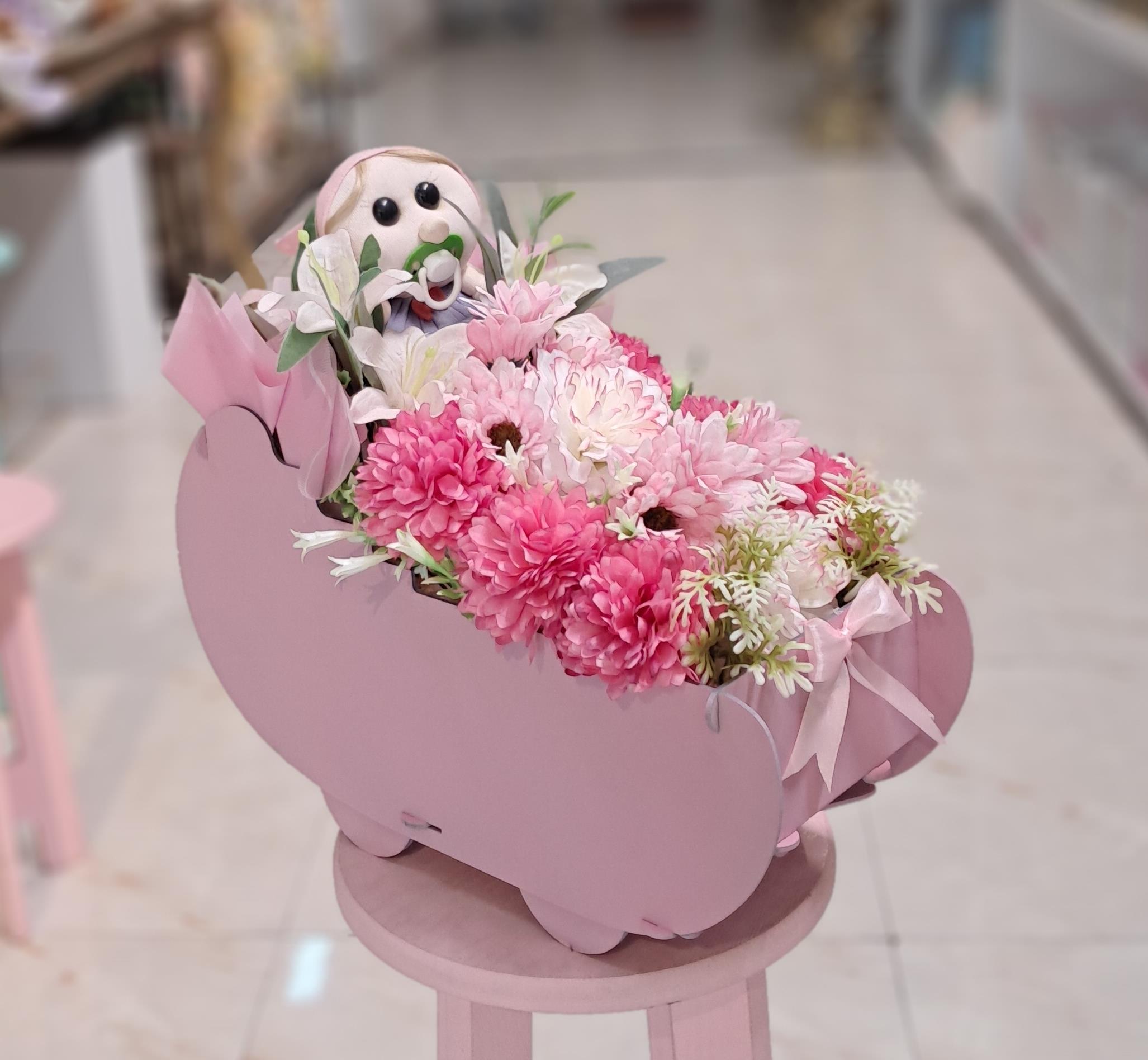 باکس گل مصنوعی گهواره ای صورتی با عروسک کوچک کد 790051