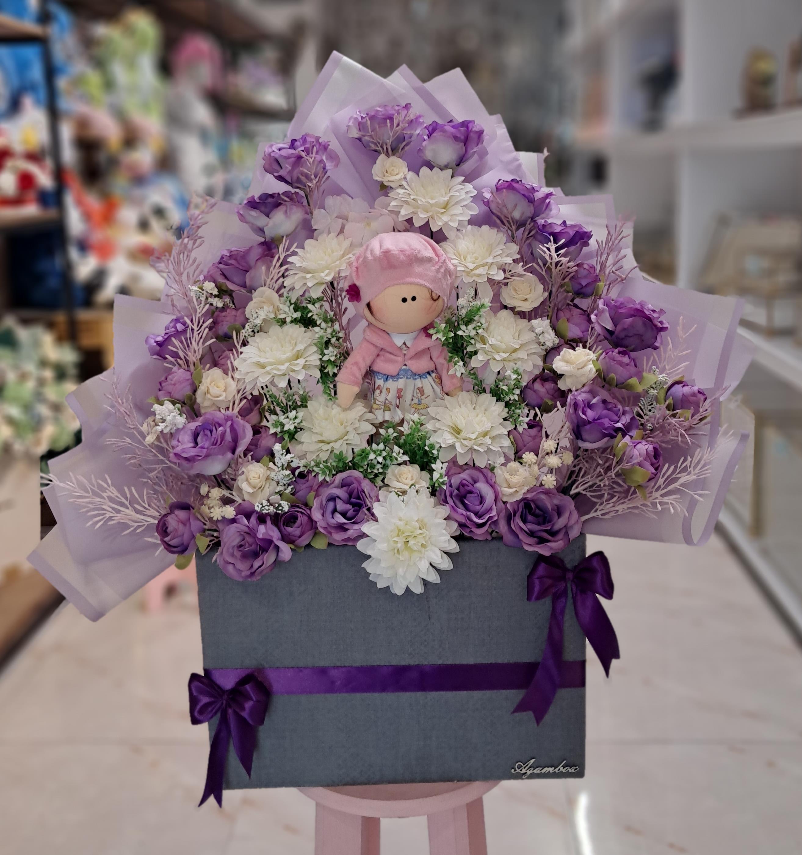 باکس گل مصنوعی بنفش با عروسک کد 790046
