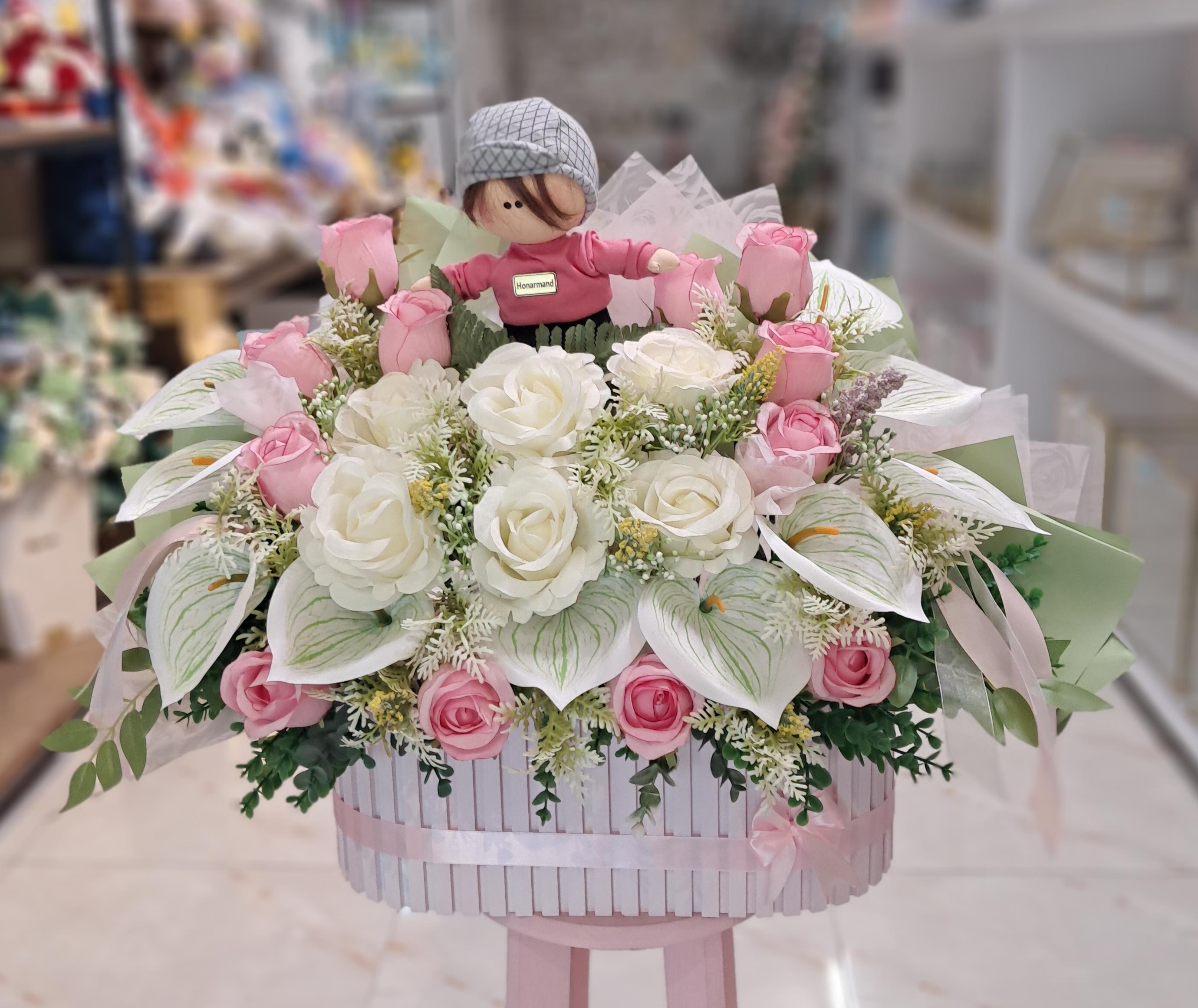 باکس گل مصنوعی سفید با عروسک کد 790047