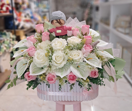 باکس گل مصنوعی سفید با عروسک کد 790047