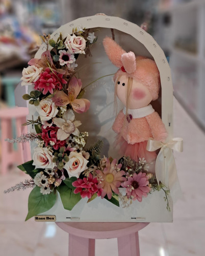باکس گل مصنوعی با عروسک دخترانه کد 790068