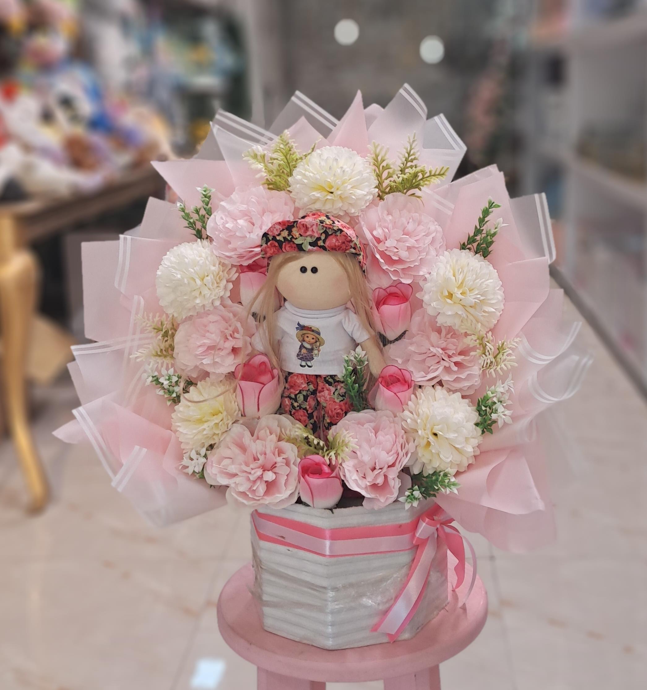 باکس گل مصنوعی دخترانه با عروسک کد 460076
