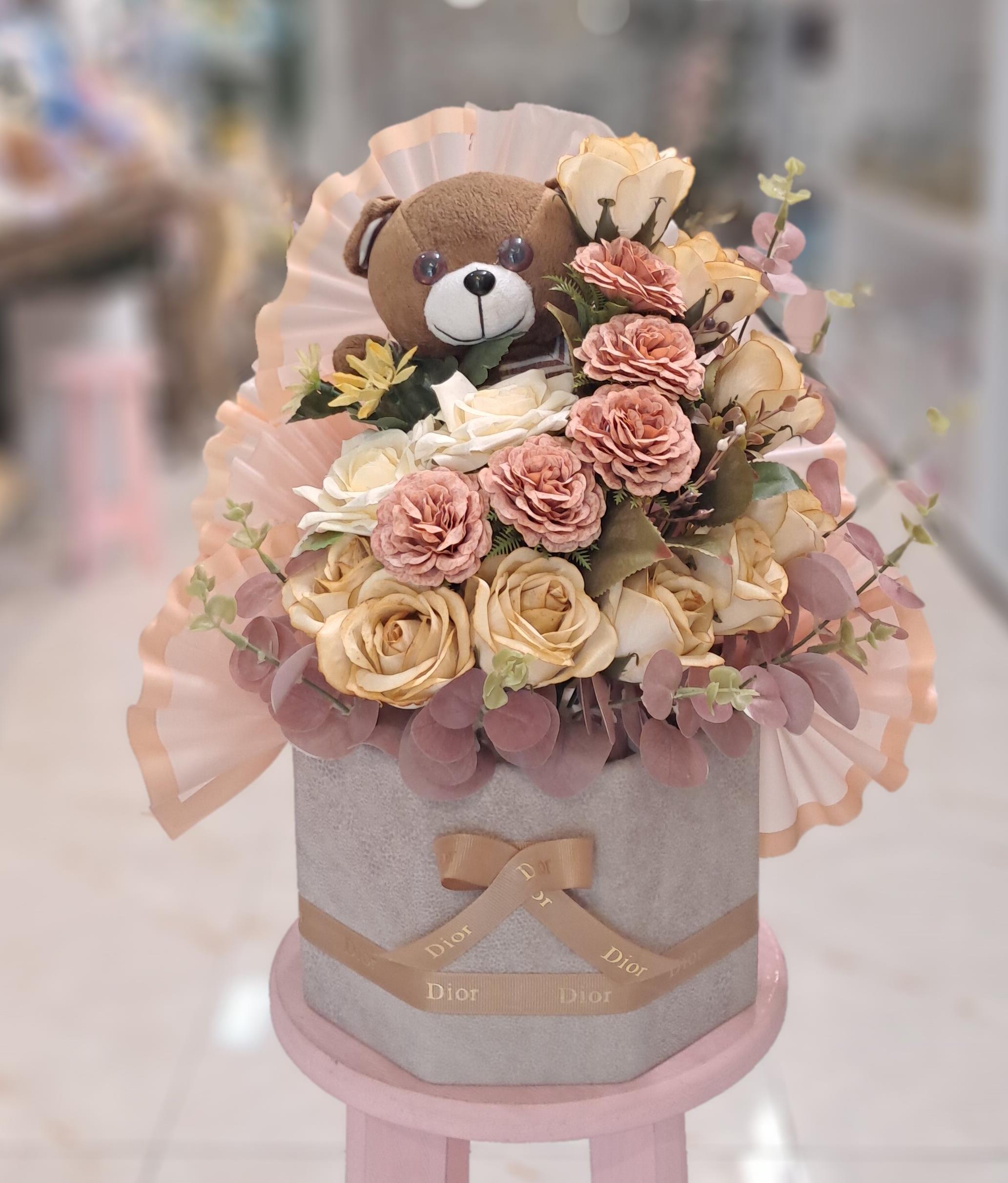 باکس گل مصنوعی با عروسک کد 790074