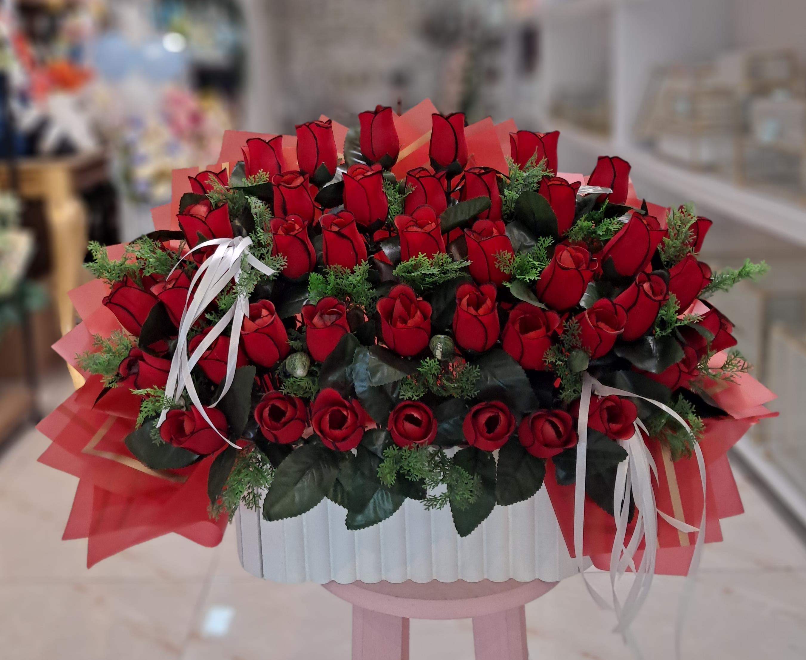 باکس گل مصنوعی رز قرمز کد 790083
