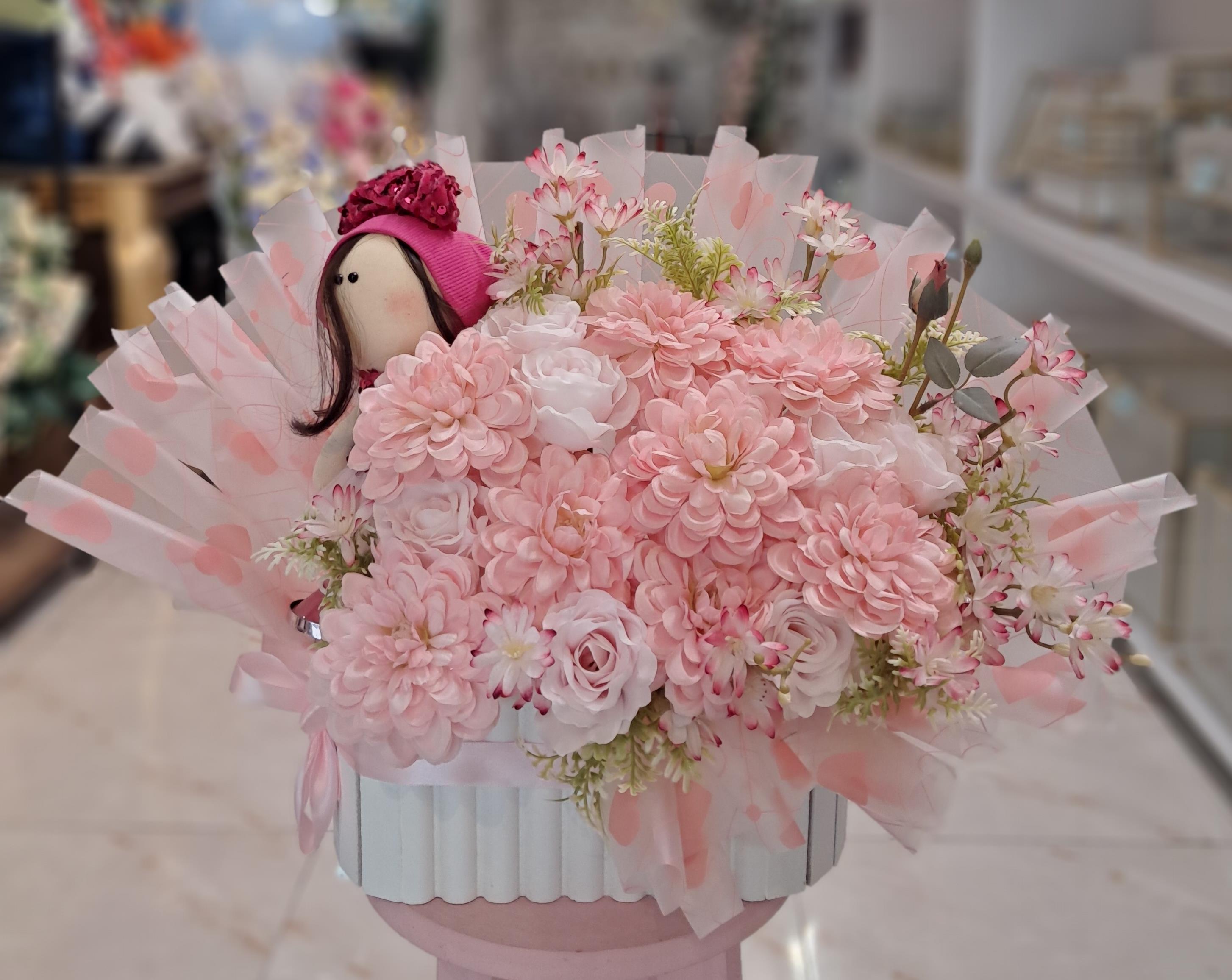 باکس گل مصنوعی صورتی با عروسک دخترانه کد 790087