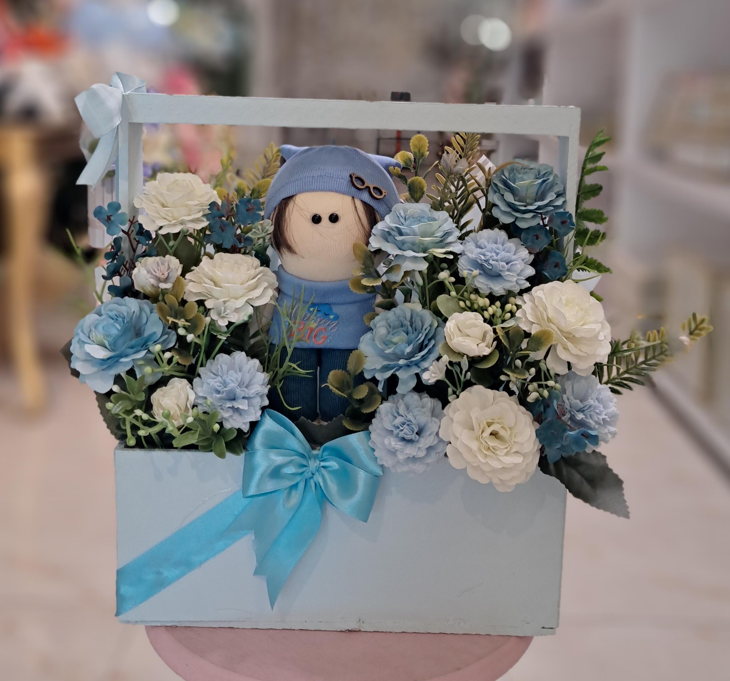 باکس گل مصنوعی آبی با عروسک پسرانه کد 460080