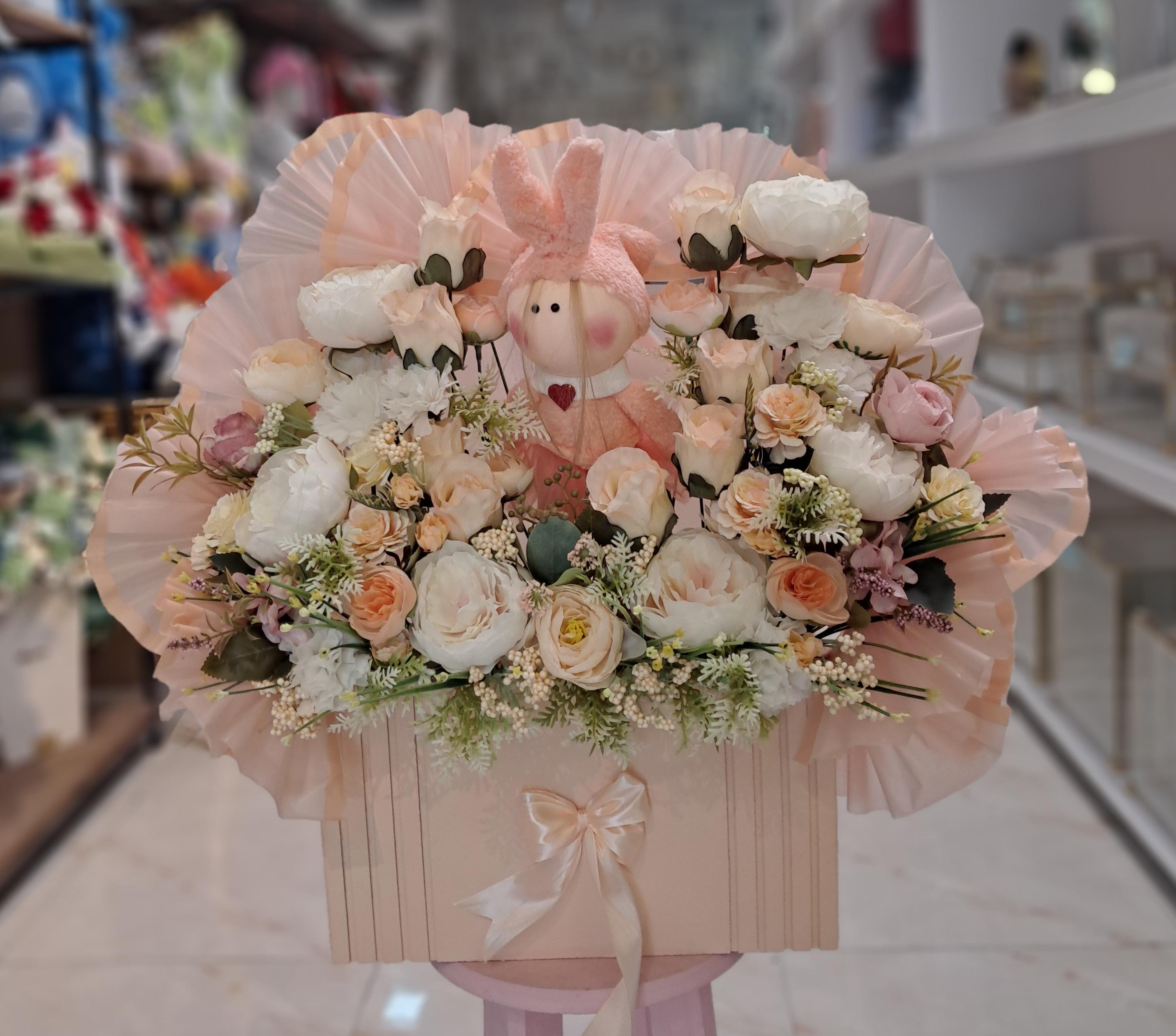 باکس گل مصنوعی گلبهی با عروسک کد 790081