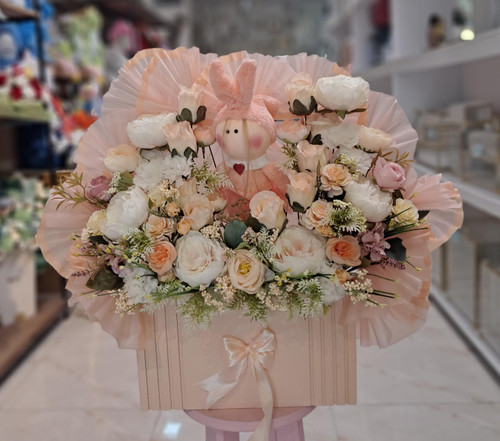 باکس گل مصنوعی گلبهی با عروسک کد 790081