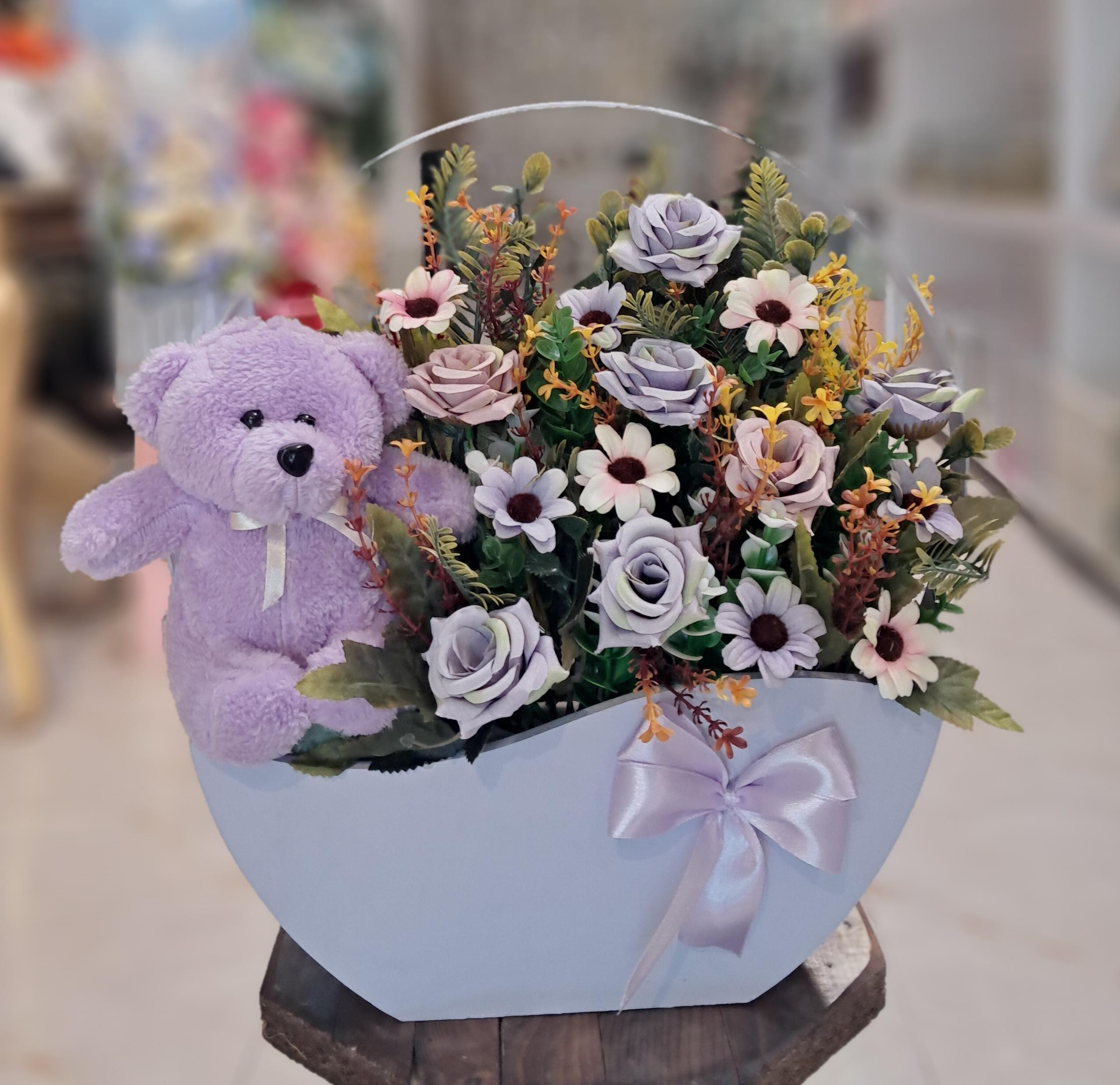 باکس گل مصنوعی گل ریز با عروسک کد 460082