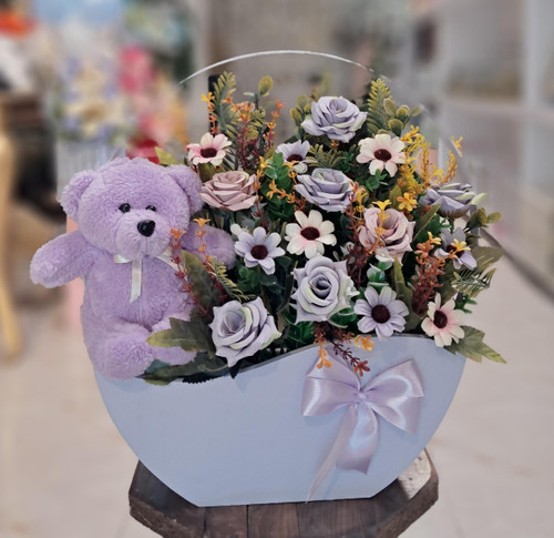 باکس گل مصنوعی گل ریز با عروسک کد 460082