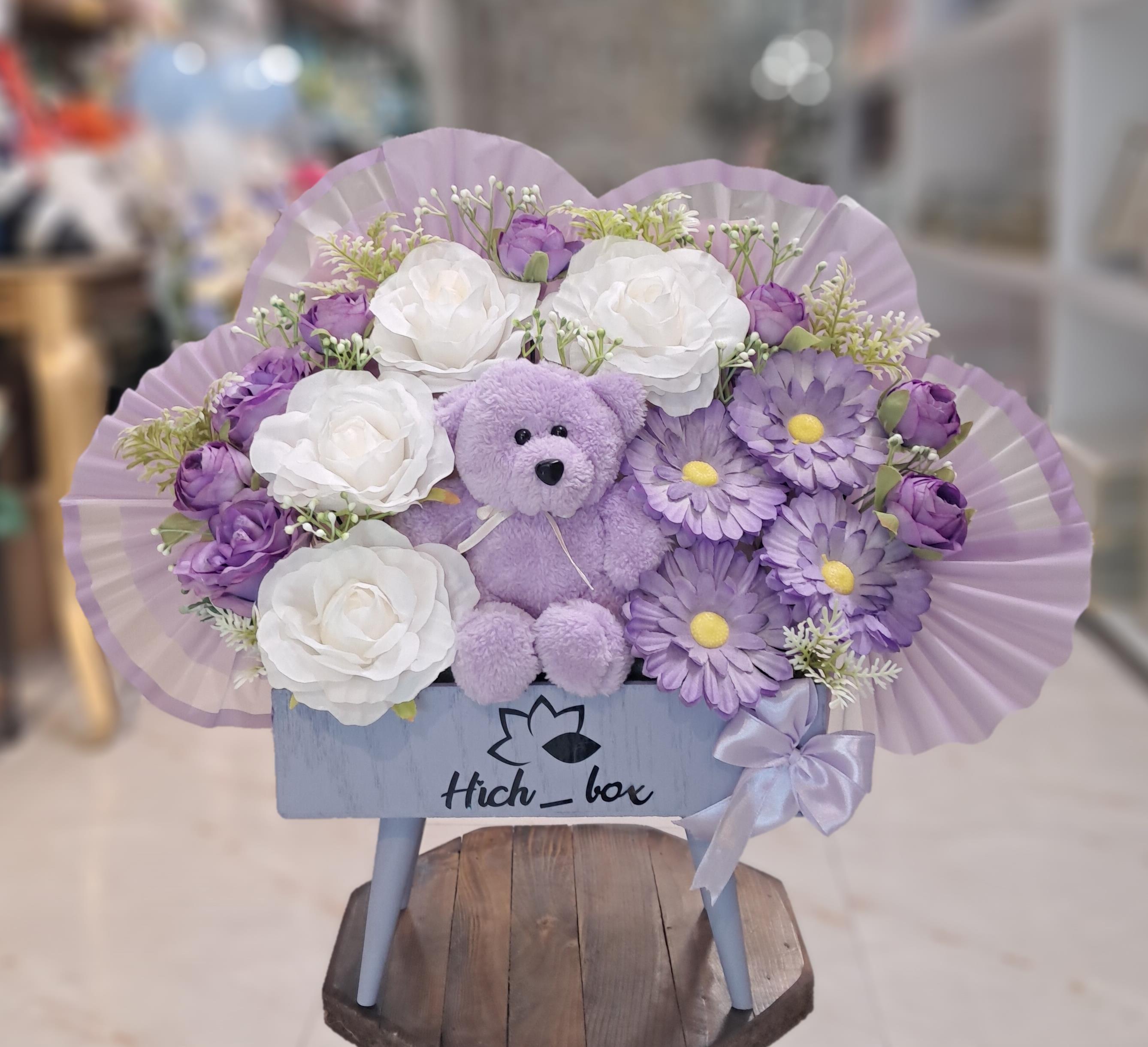 باکس گل مصنوعی بنفش با عروسک کد 460083