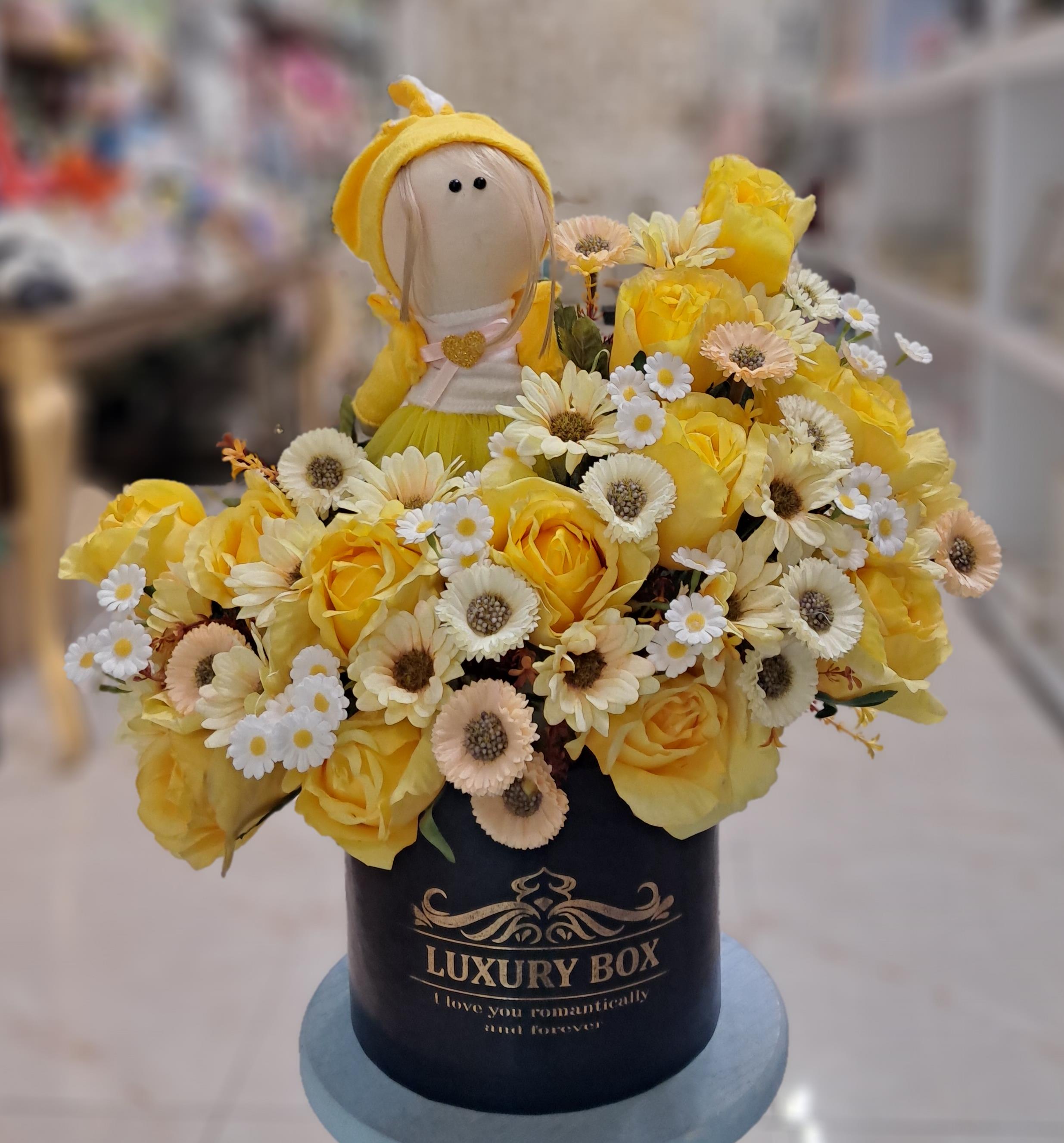 باکس گل مصنوعی زرد با عروسک کد 805172