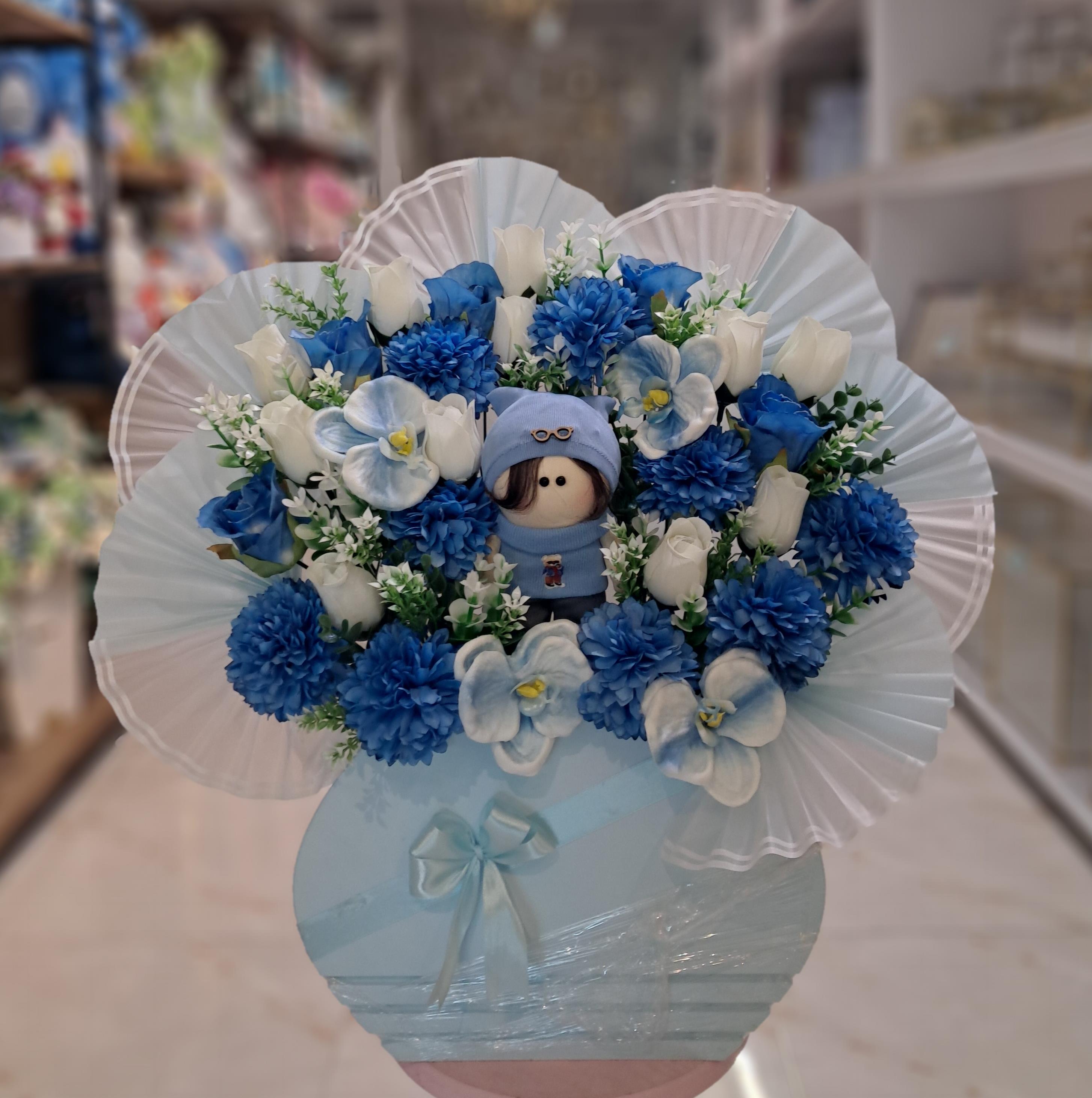 باکس گل مصنوعی آبی پسرانه با عروسک کد 460099