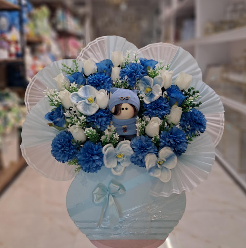 باکس گل مصنوعی آبی پسرانه با عروسک کد 460099