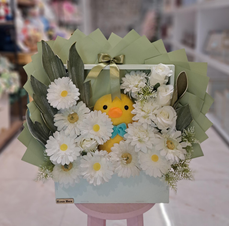 باکس گل مصنوعی دسته دار با عروسک جوجه کد 790101