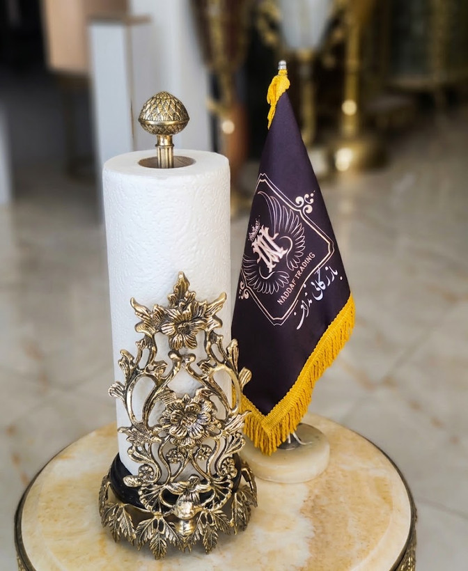جادستمالی برنجی ایستاده طرح گل لوکس و باکیفیت مناسب برای چیدمان میز پذیرایی و دکوراسیون منزل