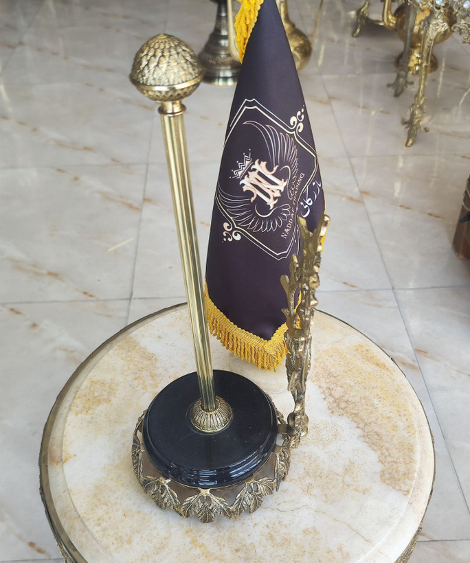 جادستمالی برنجی ایستاده طرح گل لوکس و باکیفیت مناسب برای چیدمان میز پذیرایی و دکوراسیون منزل