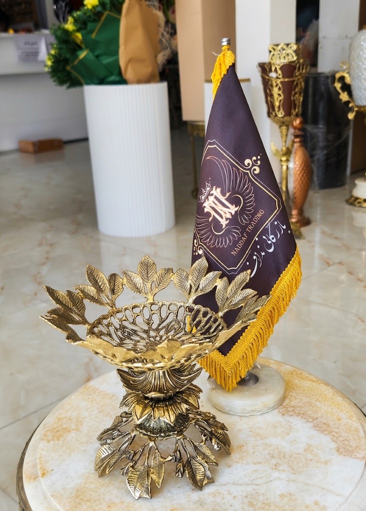 شکلات خوری برنجی طرح برگ ریزان لوکس و باکیفیت مناسب برای پذیرایی و دکوراسیون منزل