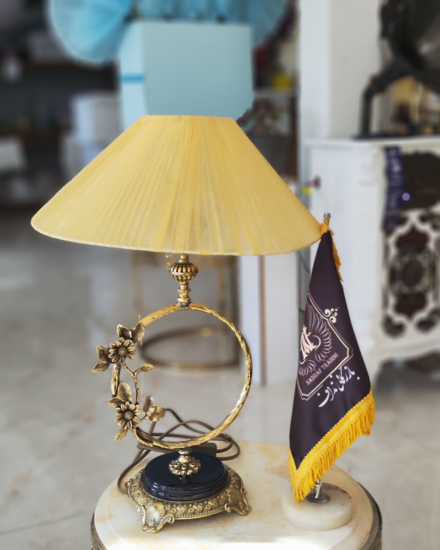 آباژور برنجی مدل ساویز با آبکاری فورتیک طلا درخشان و شیک مناسب دکوراسیون پذیرایی و اتاق خواب