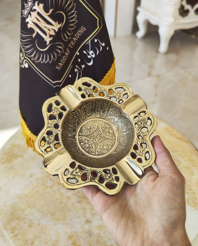 زیرسیگاری برنجی هندی طرح گل لوکس و باکیفیت مناسب برای چیدمان میز پذیرایی و دکوراسیون