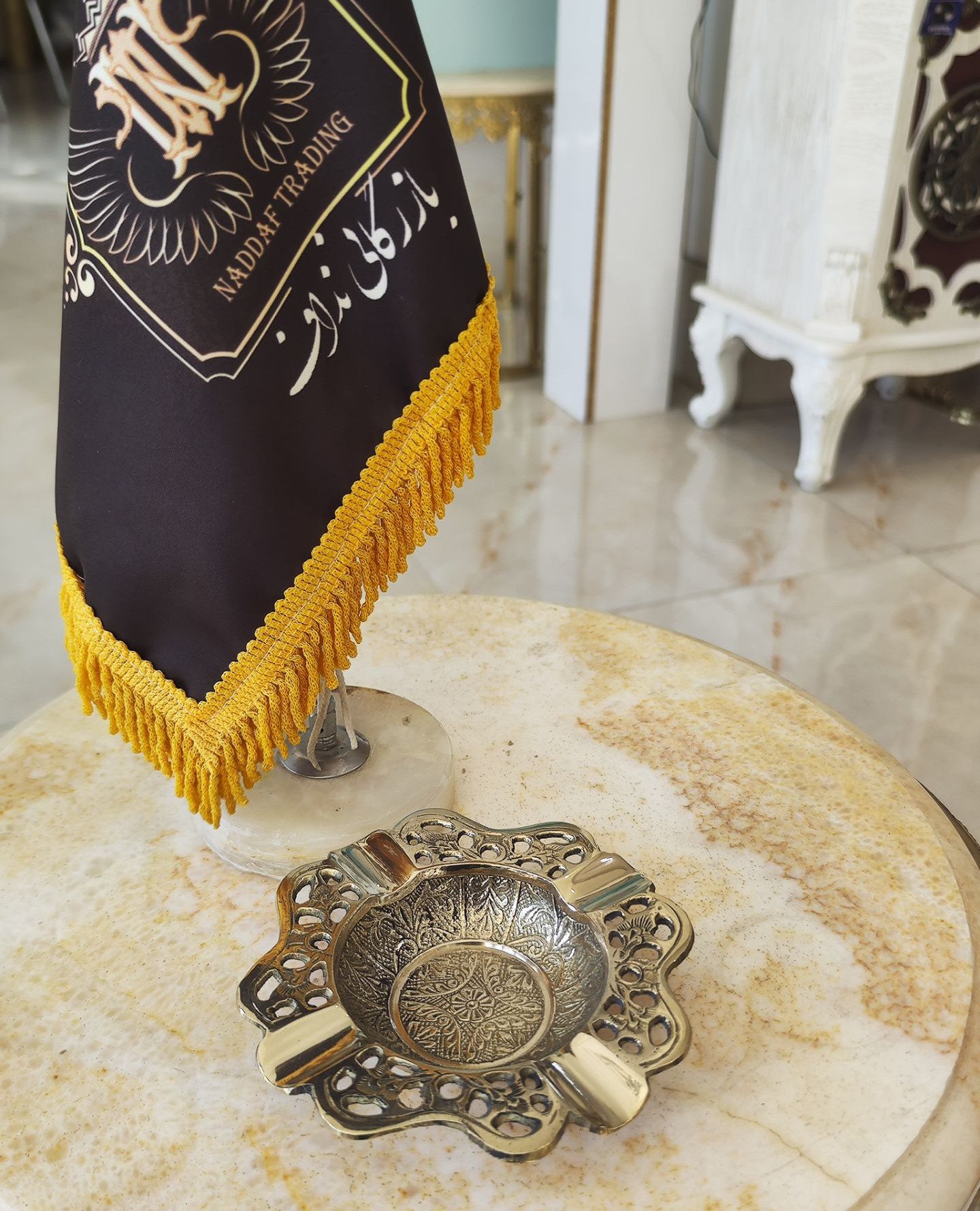 زیرسیگاری برنجی هندی طرح گل لوکس و باکیفیت مناسب برای چیدمان میز پذیرایی و دکوراسیون
