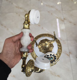 تلفن برنجی گرد ایستاده طرح فرشته پایه سفید لوکس و باکیفیت مناسب برای دکوراسیون پذیرایی و منزل