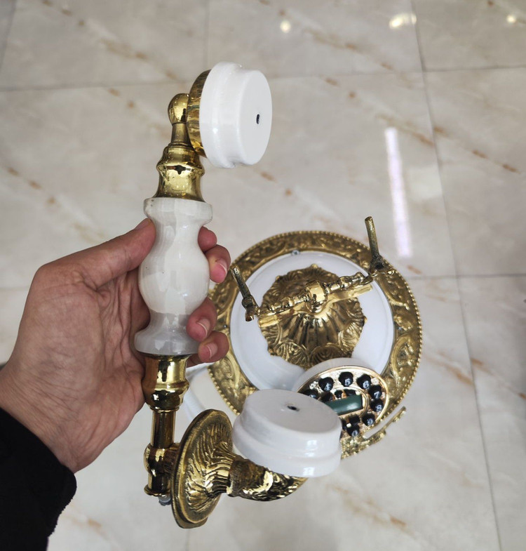 تلفن برنجی گرد ایستاده طرح فرشته پایه سفید لوکس و باکیفیت مناسب برای دکوراسیون پذیرایی و منزل