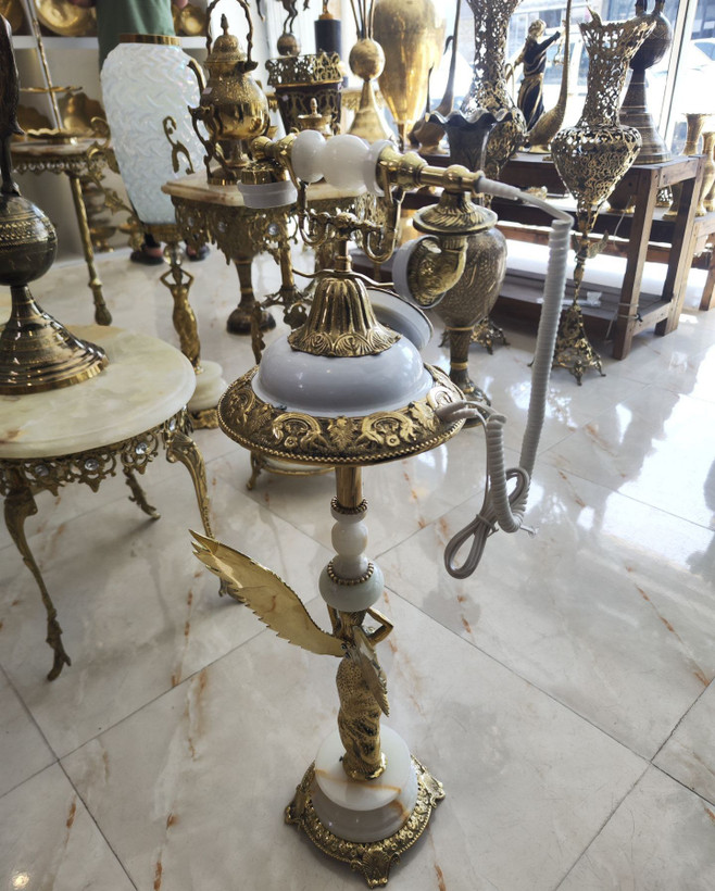 تلفن برنجی گرد ایستاده طرح فرشته پایه سفید لوکس و باکیفیت مناسب برای دکوراسیون پذیرایی و منزل