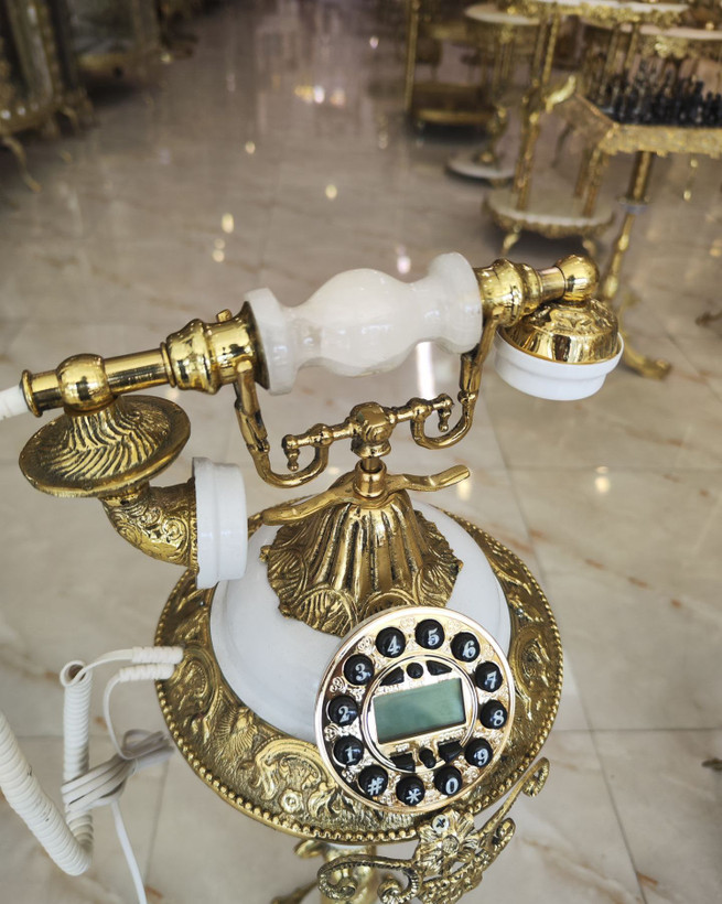 تلفن برنجی گرد ایستاده طرح فرشته پایه سفید لوکس و باکیفیت مناسب برای دکوراسیون پذیرایی و منزل