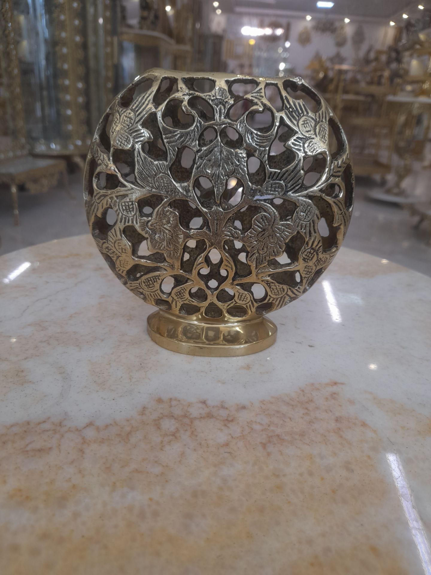 گلدان رومیزی توری گرد برنجی با طراحی مشبک ظریف برای دکوراسیون داخلی
