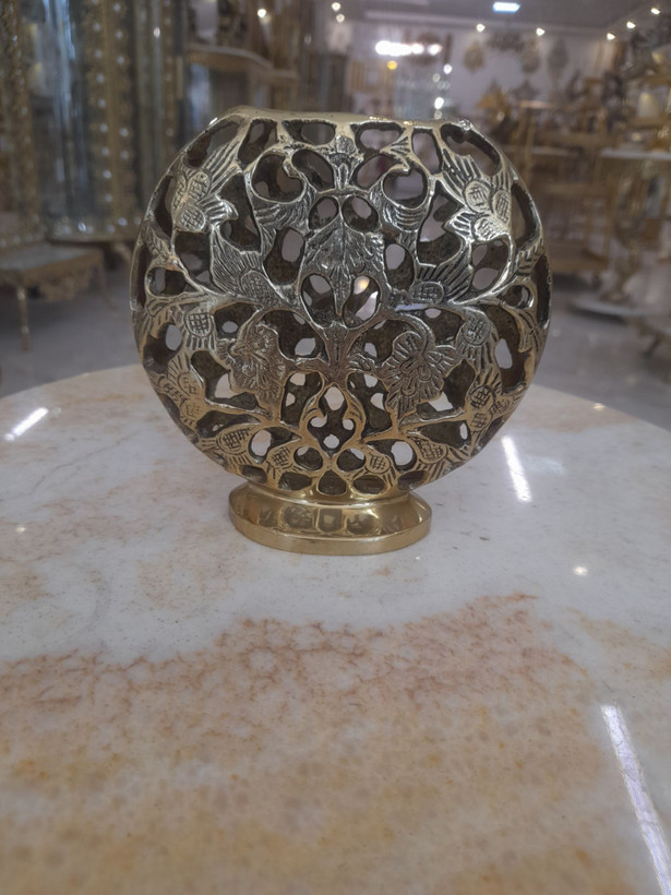 گلدان رومیزی توری گرد برنجی با طراحی مشبک ظریف برای دکوراسیون داخلی