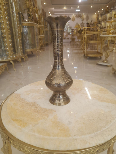 گلدان رومیزی برنجی سیاه قلم با طراحی آنتیک و ظریف برای دکوراسیون داخلی