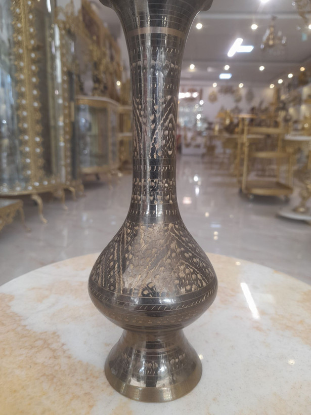گلدان رومیزی برنجی سیاه قلم با طراحی آنتیک و ظریف برای دکوراسیون داخلی