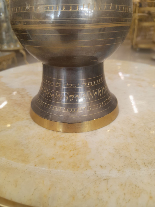 گلدان برنجی سیاه قلم با ارتفاع ۳۵ سانت و دهانه لبساده، مناسب برای دکوراسیون پذیرایی و کنسول