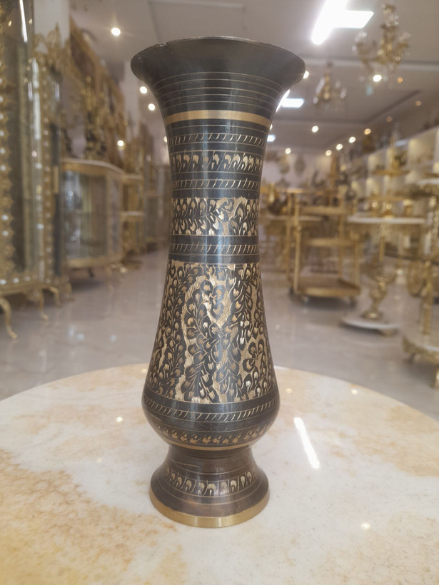 گلدان برنجی سیاه قلم ۲۵ سانتی با لبه ساده و طراحی حکاکی شده برای دکوراسیون
